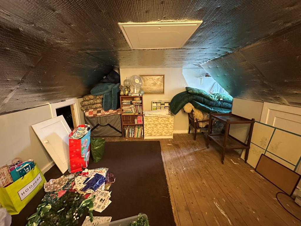 Lot: 143 - MID-TERRACE STATUTORY INVESTMENT - Loft Space